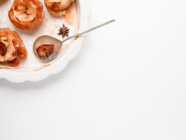 Stół z talerzami i potrawami sezonowymi